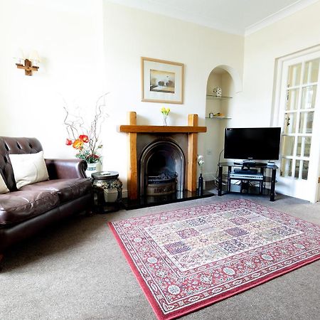 WILLOW COTTAGE - COSY 3 BED COTTAGE IN PENRHYN BAY WITH SEA VIEWS, ACCESS TO SNOWDONIA, NORTH WALES, uk Rhôs-on-Sea Exterior foto