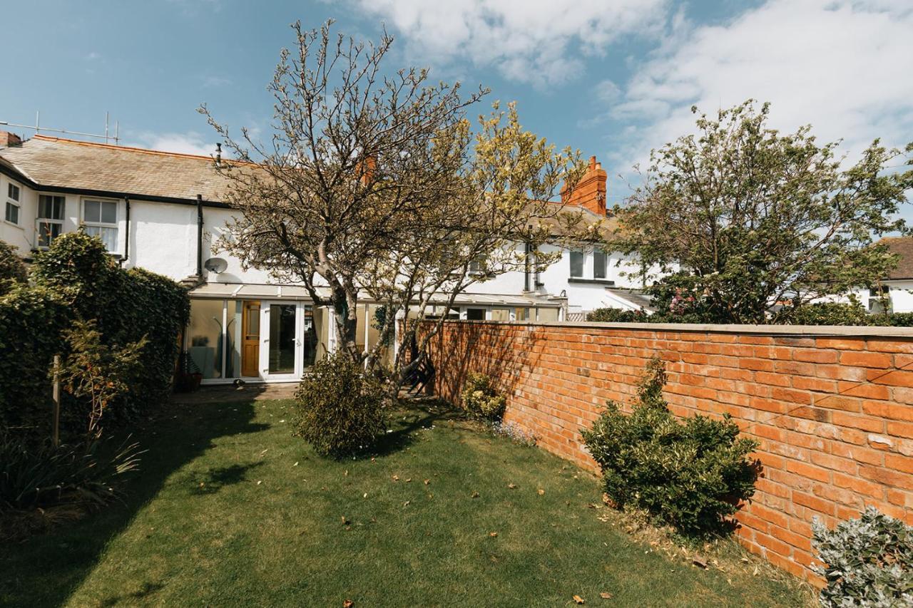 WILLOW COTTAGE - COSY 3 BED COTTAGE IN PENRHYN BAY WITH SEA VIEWS, ACCESS TO SNOWDONIA, NORTH WALES, uk Rhôs-on-Sea Exterior foto