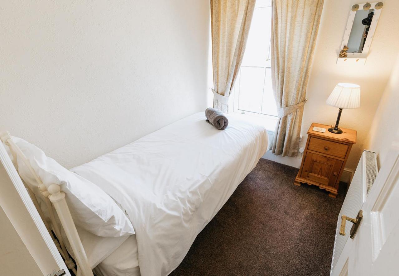 WILLOW COTTAGE - COSY 3 BED COTTAGE IN PENRHYN BAY WITH SEA VIEWS, ACCESS TO SNOWDONIA, NORTH WALES, uk Rhôs-on-Sea Exterior foto