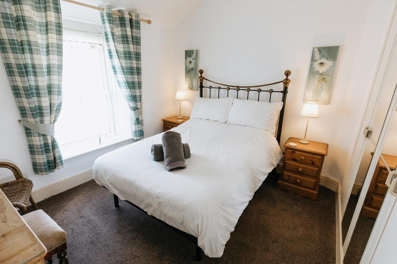 WILLOW COTTAGE - COSY 3 BED COTTAGE IN PENRHYN BAY WITH SEA VIEWS, ACCESS TO SNOWDONIA, NORTH WALES, uk Rhôs-on-Sea Exterior foto