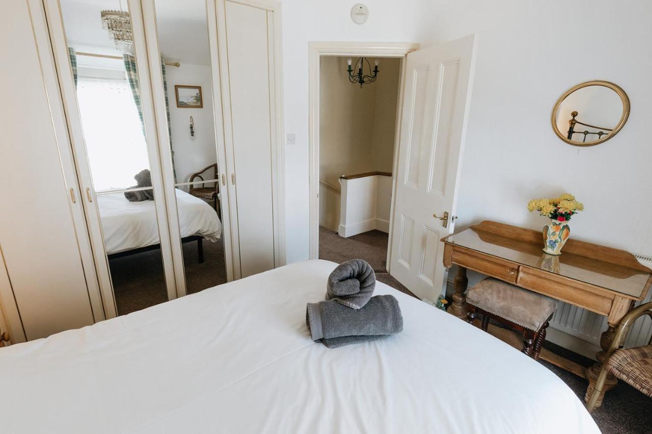 WILLOW COTTAGE - COSY 3 BED COTTAGE IN PENRHYN BAY WITH SEA VIEWS, ACCESS TO SNOWDONIA, NORTH WALES, uk Rhôs-on-Sea Exterior foto