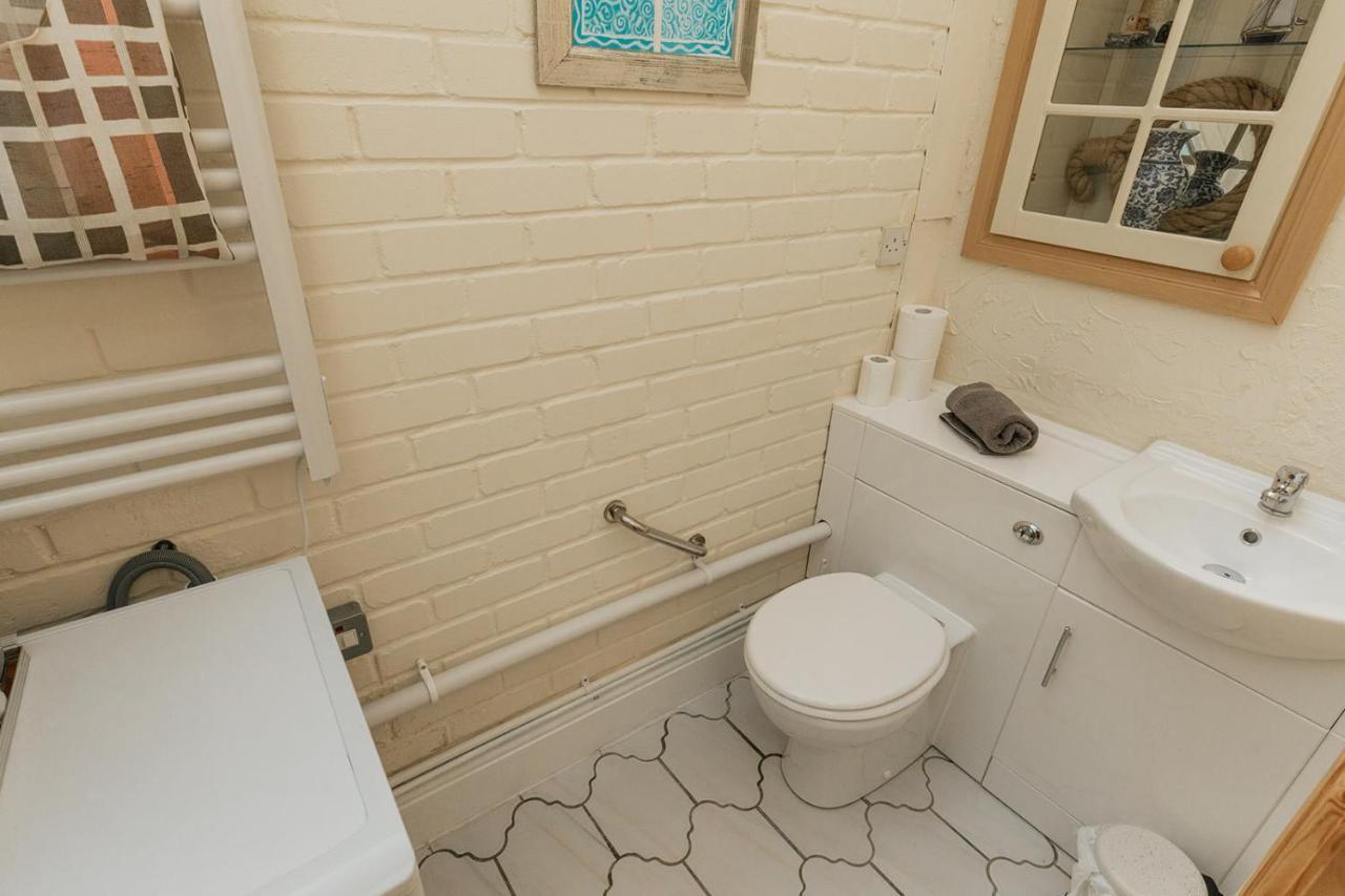 WILLOW COTTAGE - COSY 3 BED COTTAGE IN PENRHYN BAY WITH SEA VIEWS, ACCESS TO SNOWDONIA, NORTH WALES, uk Rhôs-on-Sea Exterior foto