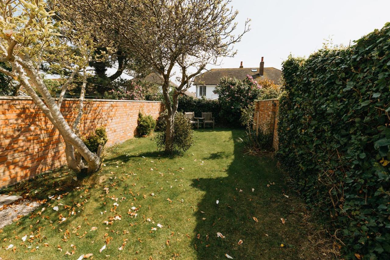 WILLOW COTTAGE - COSY 3 BED COTTAGE IN PENRHYN BAY WITH SEA VIEWS, ACCESS TO SNOWDONIA, NORTH WALES, uk Rhôs-on-Sea Exterior foto
