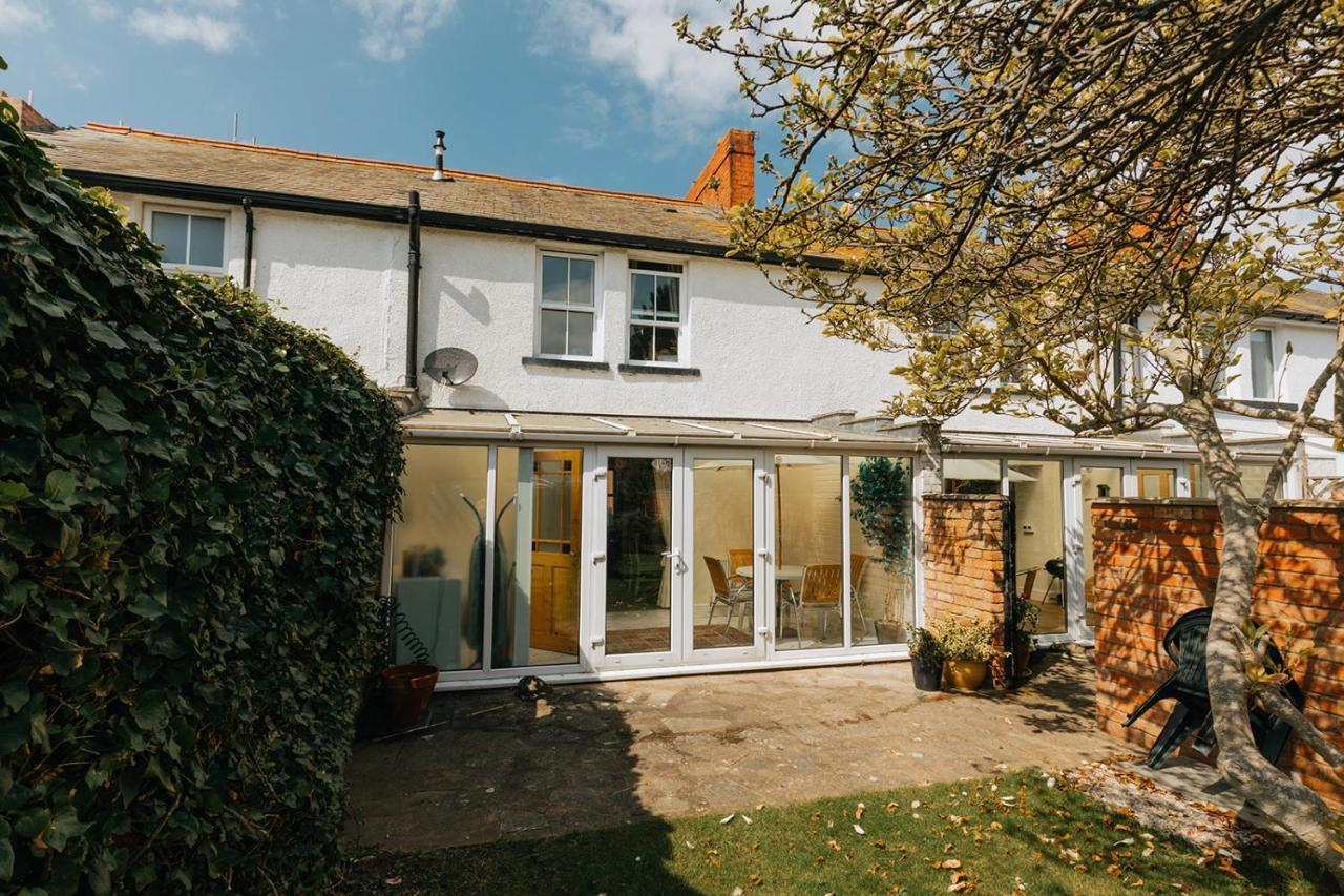 WILLOW COTTAGE - COSY 3 BED COTTAGE IN PENRHYN BAY WITH SEA VIEWS, ACCESS TO SNOWDONIA, NORTH WALES, uk Rhôs-on-Sea Exterior foto