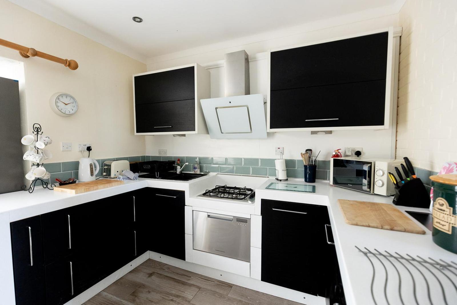 WILLOW COTTAGE - COSY 3 BED COTTAGE IN PENRHYN BAY WITH SEA VIEWS, ACCESS TO SNOWDONIA, NORTH WALES, uk Rhôs-on-Sea Exterior foto
