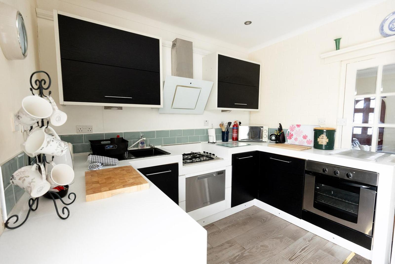 WILLOW COTTAGE - COSY 3 BED COTTAGE IN PENRHYN BAY WITH SEA VIEWS, ACCESS TO SNOWDONIA, NORTH WALES, uk Rhôs-on-Sea Exterior foto