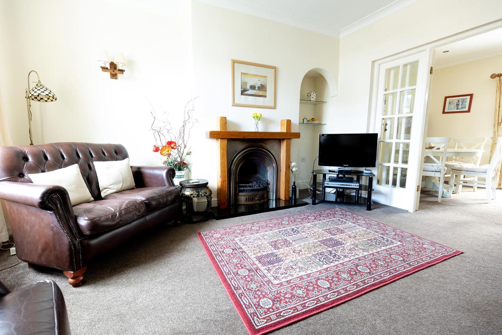 WILLOW COTTAGE - COSY 3 BED COTTAGE IN PENRHYN BAY WITH SEA VIEWS, ACCESS TO SNOWDONIA, NORTH WALES, uk Rhôs-on-Sea Exterior foto