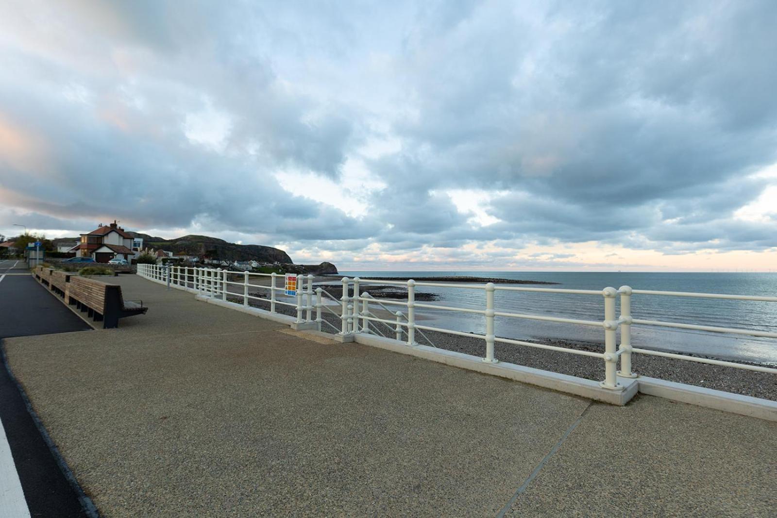 WILLOW COTTAGE - COSY 3 BED COTTAGE IN PENRHYN BAY WITH SEA VIEWS, ACCESS TO SNOWDONIA, NORTH WALES, uk Rhôs-on-Sea Exterior foto