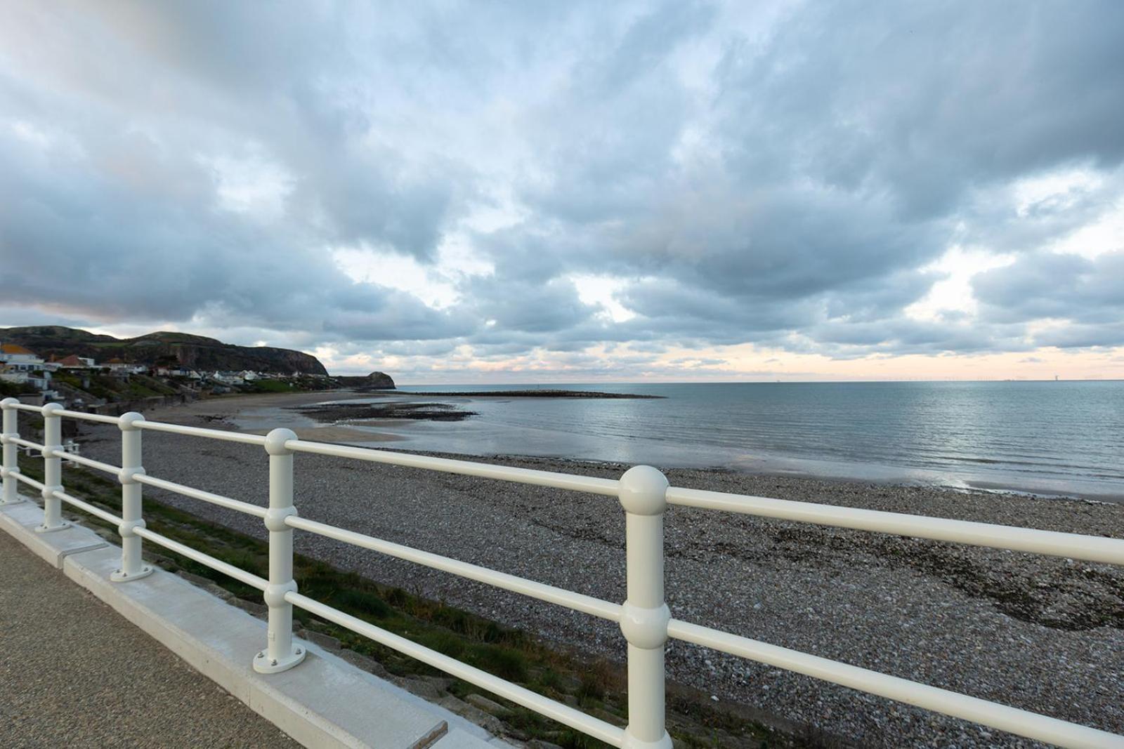 WILLOW COTTAGE - COSY 3 BED COTTAGE IN PENRHYN BAY WITH SEA VIEWS, ACCESS TO SNOWDONIA, NORTH WALES, uk Rhôs-on-Sea Exterior foto